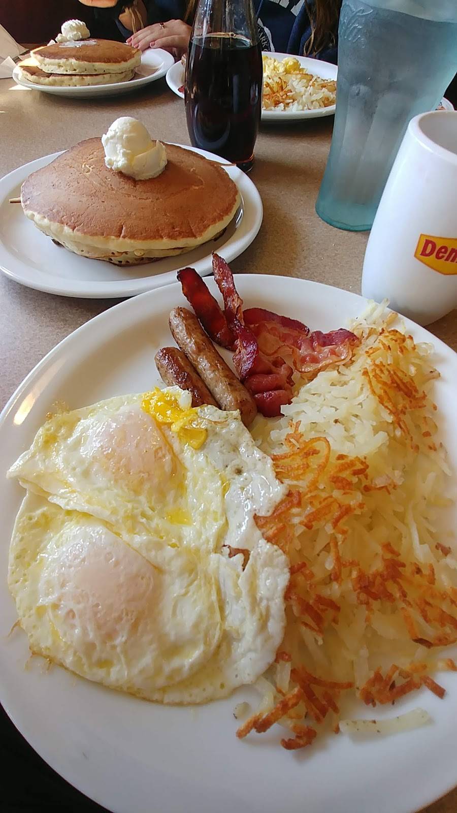 Dennys | restaurant | 40650 CA-41, Oakhurst, CA 93644, USA | 5596832000 OR +1 559-683-2000