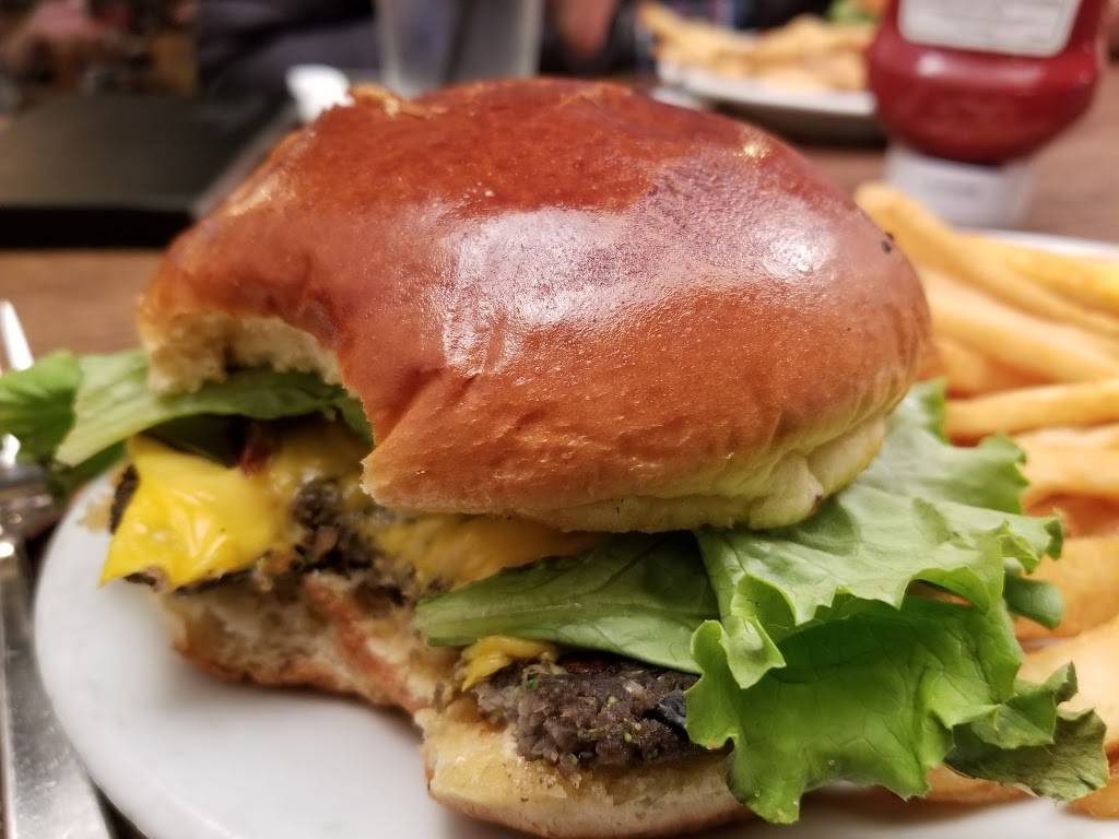 Elephant & Castle | restaurant | 111 W Adams St, Chicago, IL 60603, USA | 3122366656 OR +1 312-236-6656