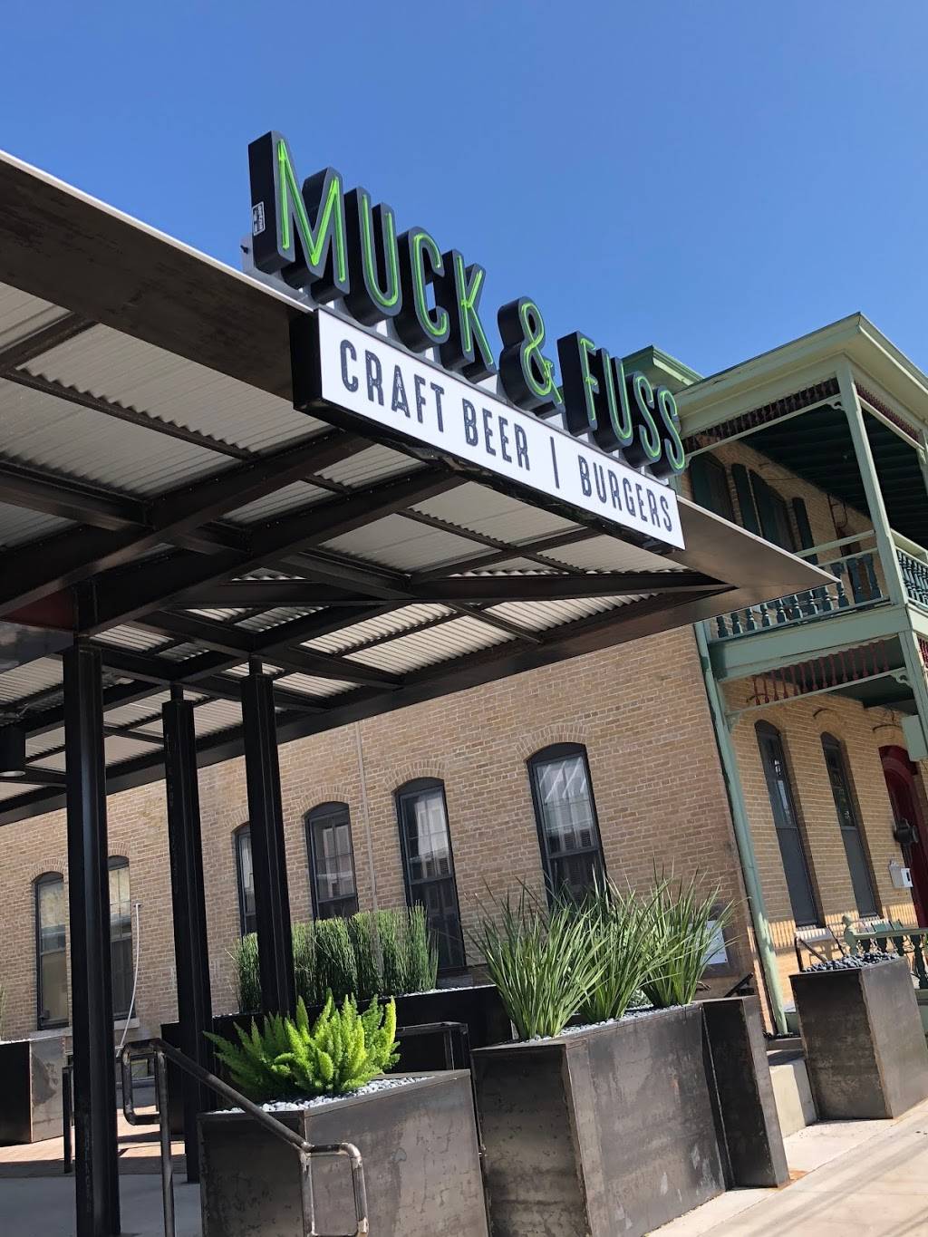 Muck & Fuss Craft Beer and Burger Bar | restaurant | 295 E San Antonio St, New Braunfels, TX 78130, USA | 8302557055 OR +1 830-255-7055