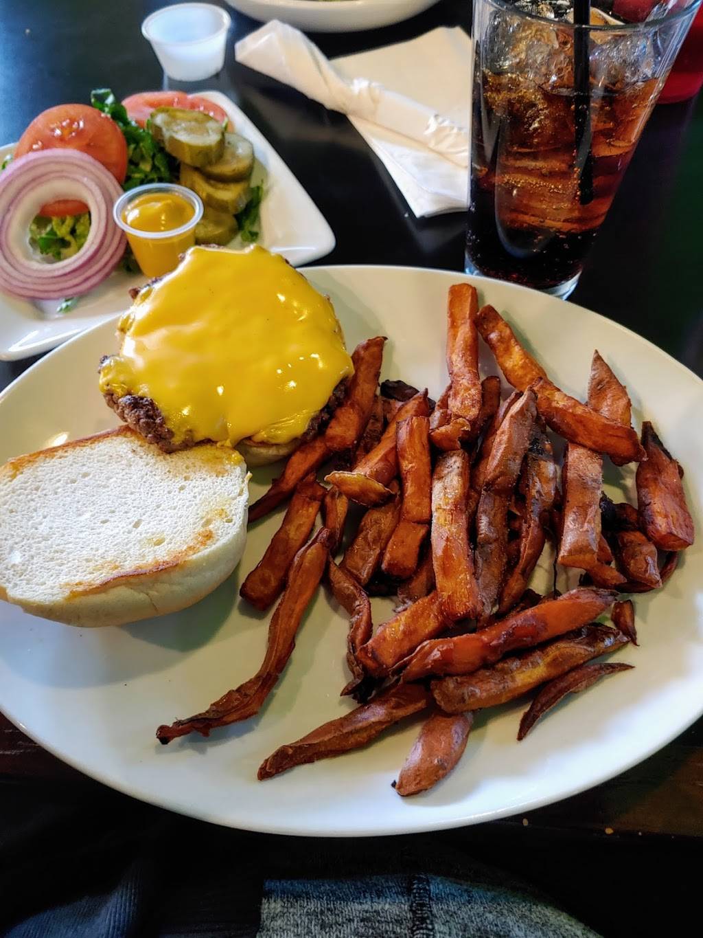 Fizz Burgers & Bottles | restaurant | 7718 E 37th St N, Wichita, KS 67226, USA | 3162602888 OR +1 316-260-2888