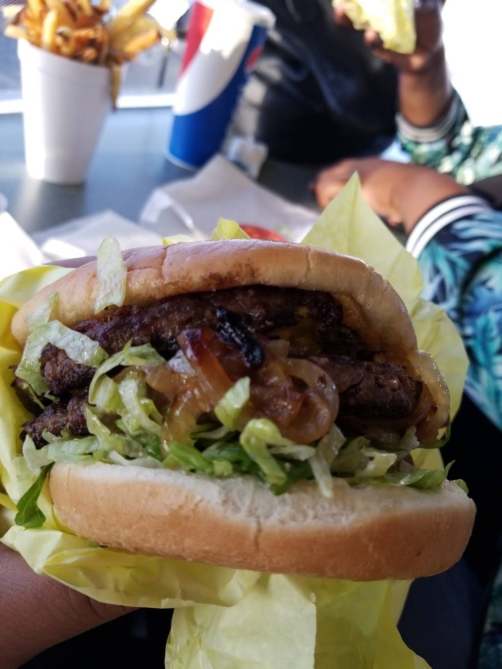 Buds Giant Burgers | restaurant | 3849 Sonoma Blvd, Vallejo, CA 94589, USA | 7076423252 OR +1 707-642-3252