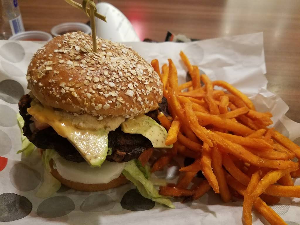 Burger 21 New Tampa | restaurant | 20304 Trout Creek Dr #106, Tampa, FL 33647, USA | 8135014910 OR +1 813-501-4910