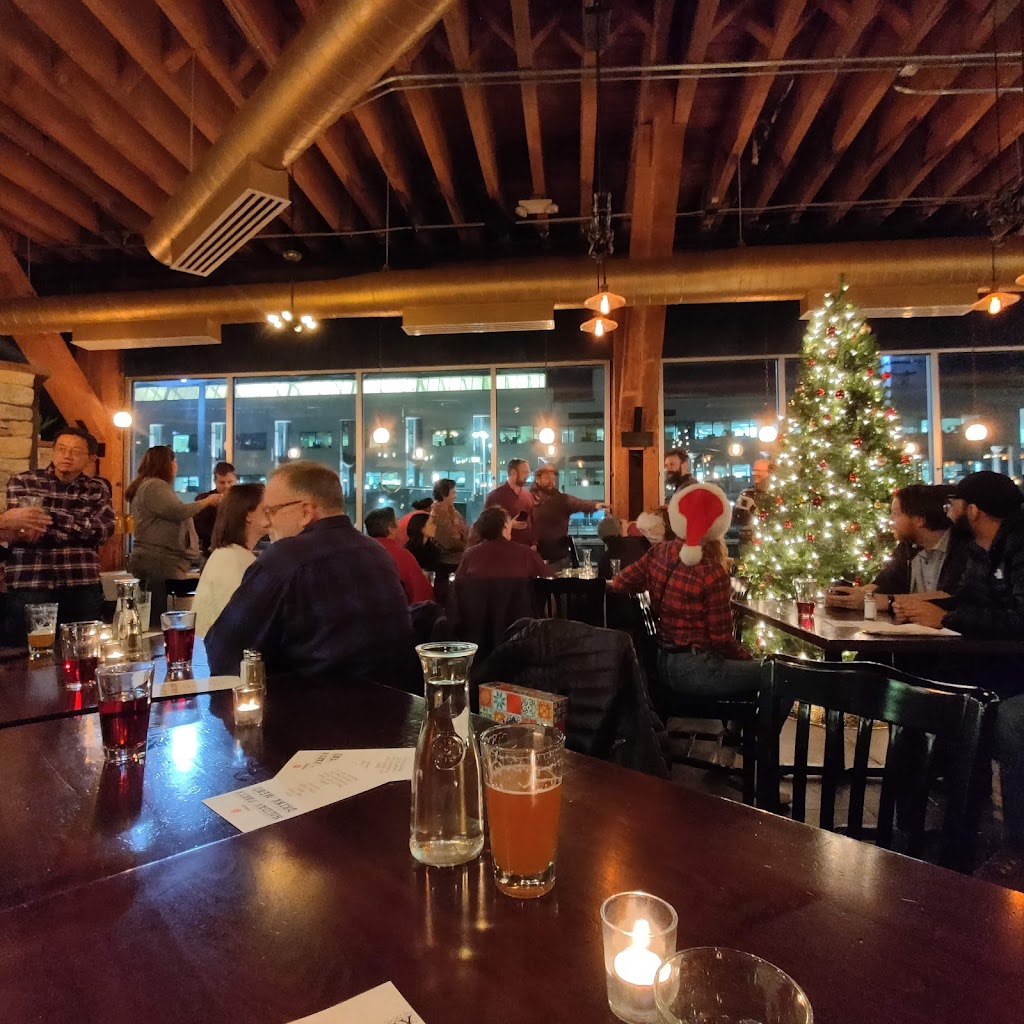 Pub 70 | restaurant | 2801 Alaskan Way, Seattle, WA 98121, USA | 2067378891 OR +1 206-737-8891