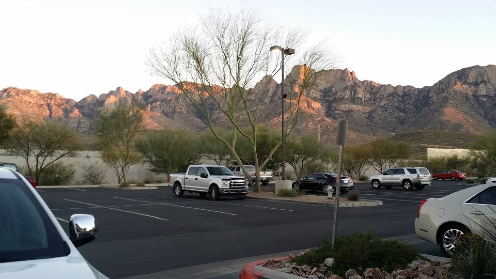 In-N-Out Burger | restaurant | 11545 N Oracle Rd, Oro Valley, AZ 85755, USA | 8007861000 OR +1 800-786-1000