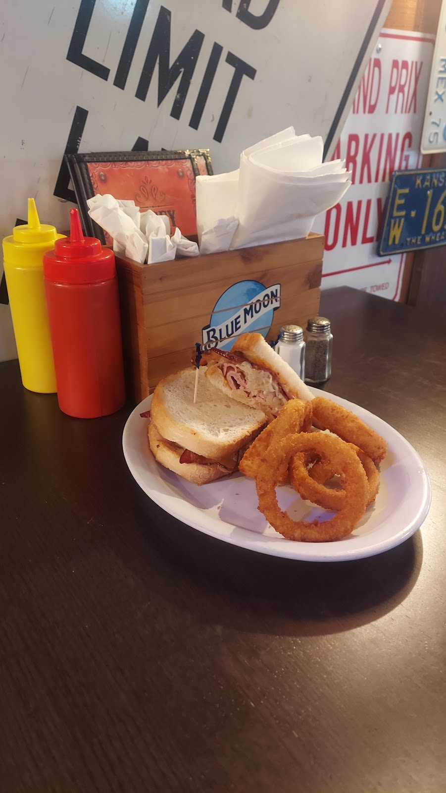 Nosey Roseys Bar & Grilla | restaurant | 139 W Main St, Solomon, KS 67480, USA | 7852610318 OR +1 785-261-0318