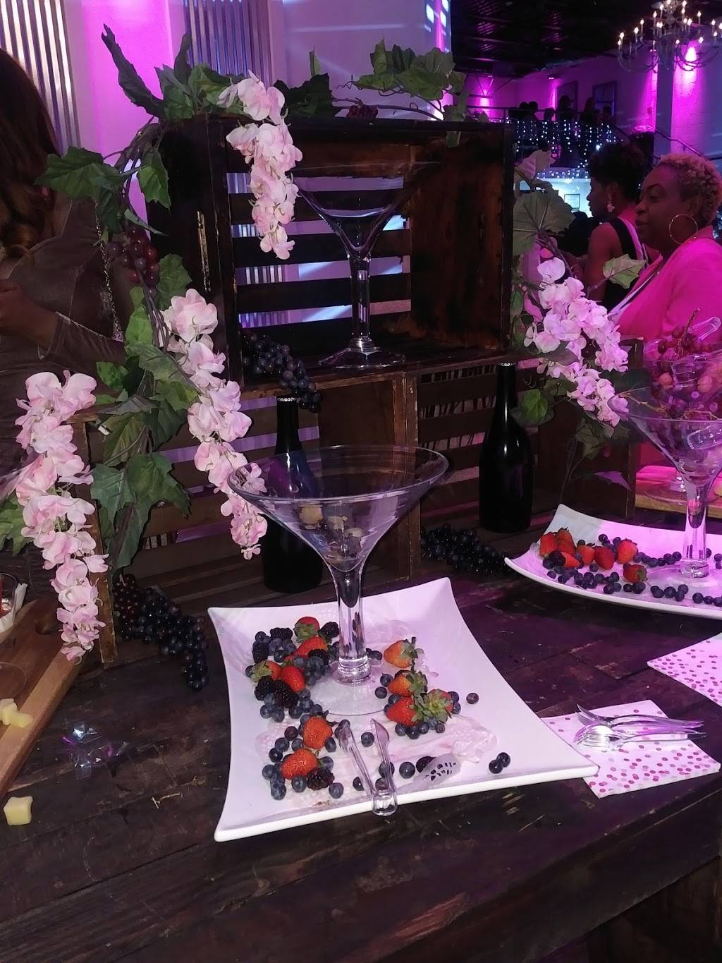 The factory | restaurant | 124 Woodcleft Ave, Freeport, NY 11520, USA | 5163308317 OR +1 516-330-8317