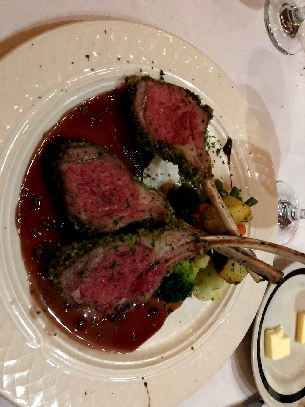 Le Petit Paris | restaurant | 260 E Chestnut St, Chicago, IL 60611, USA | 3127878260 OR +1 312-787-8260