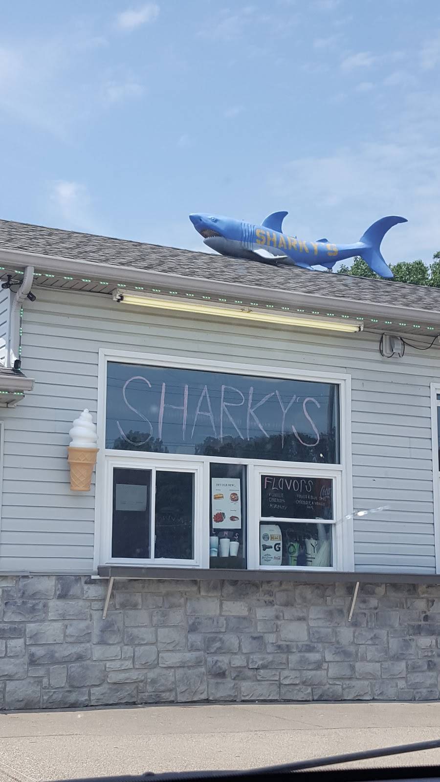 Sharkys Eats & Treats | restaurant | 9924 Alexandria Pike, Alexandria, KY 41001, USA | 8596350555 OR +1 859-635-0555