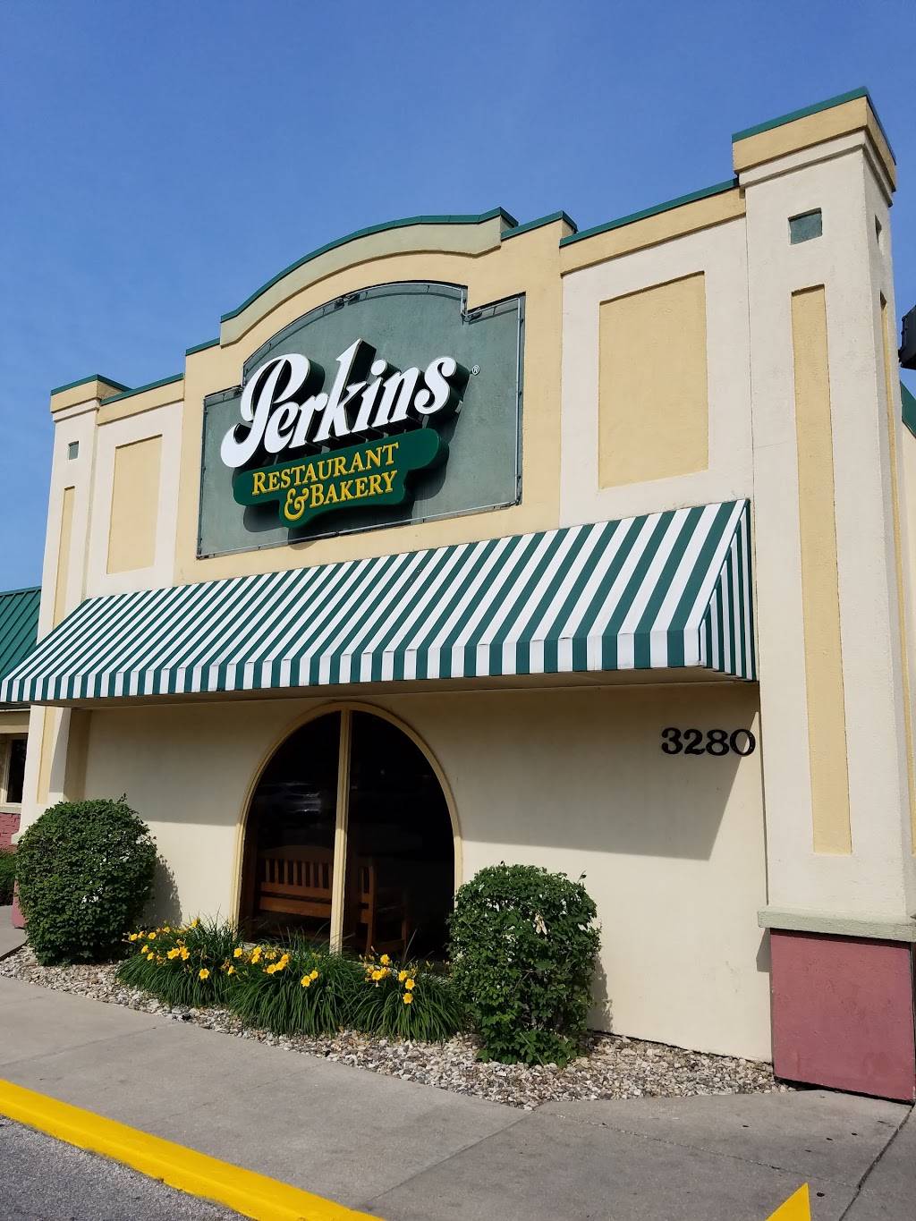 Perkins Restaurant & Bakery | restaurant | 3280 University Ave, Waterloo, IA 50701, USA | 3192356595 OR +1 319-235-6595