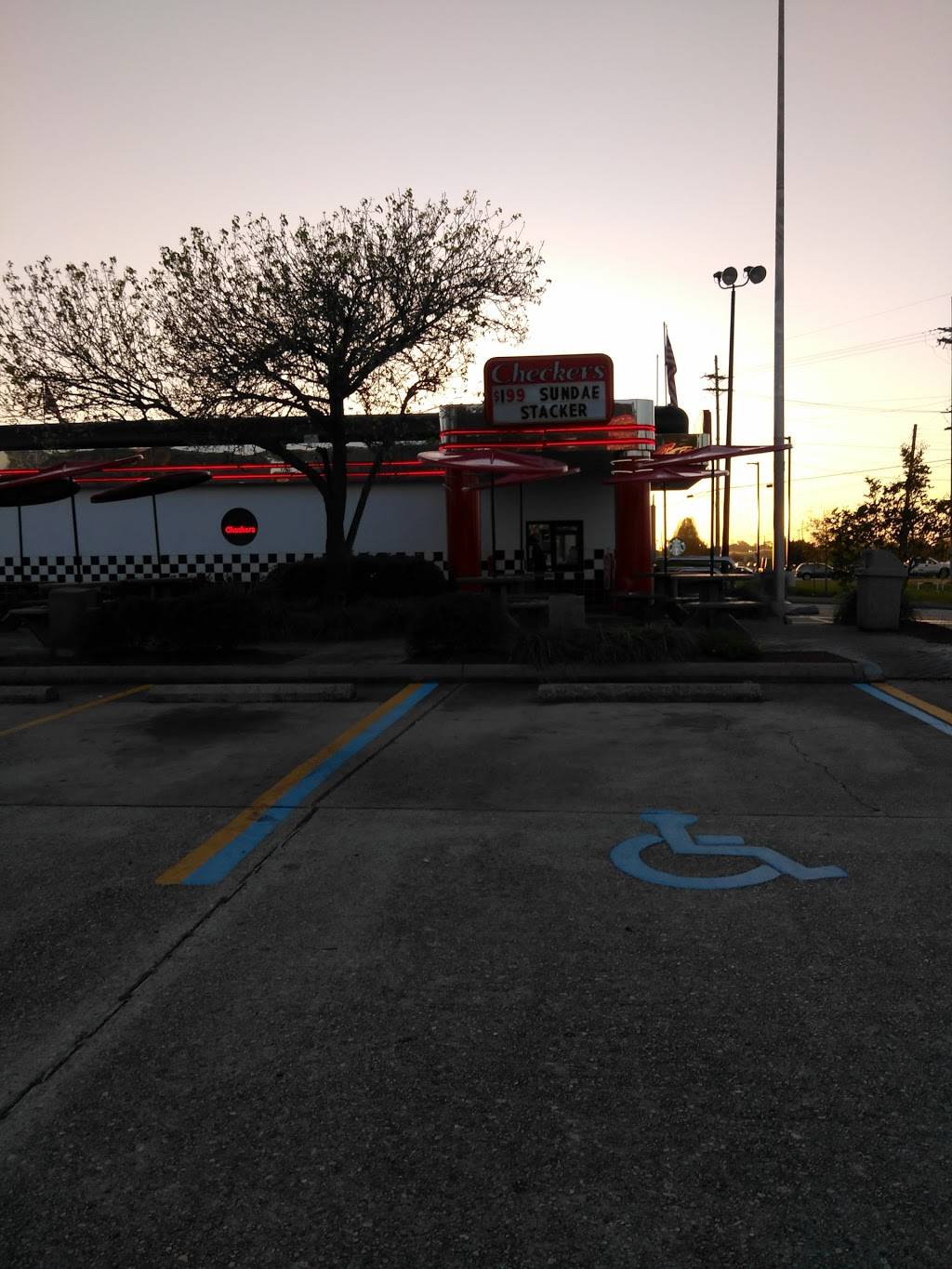 Checkers | restaurant | 3154 Bienville Blvd, Ocean Springs, MS 39564, USA | 2288727998 OR +1 228-872-7998