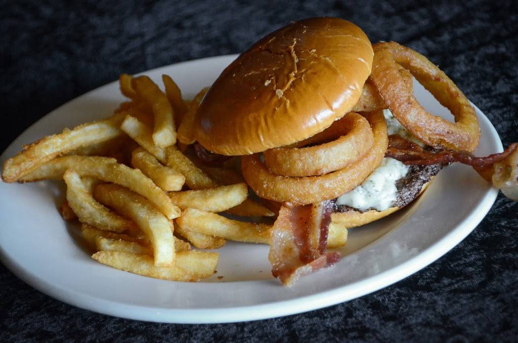 2 Dogs Pub | restaurant | 1705 S 1st Ave, Iowa City, IA 52240, USA | 3193379047 OR +1 319-337-9047