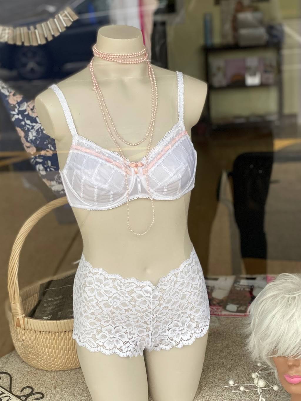 Saxon-Kent Boutique | restaurant | 185 Boston Post Rd, Orange, CT 06477, USA | 2037953682 OR +1 203-795-3682