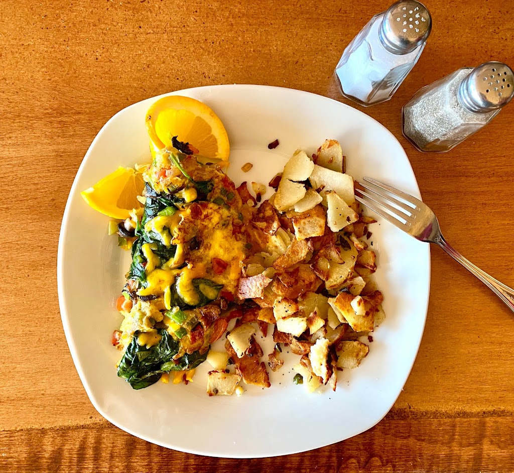 The Divide Restaurant & Lounge | restaurant | 520 McCaffrey Ave, Encampment, WY 82325, USA | 3073275064 OR +1 307-327-5064