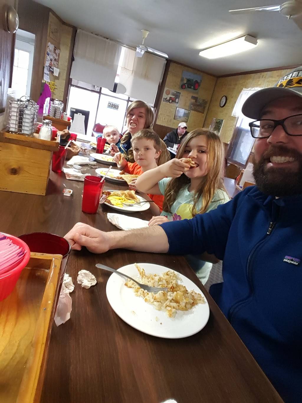 Avilla Country Kitchen | restaurant | 108 W Albion St, Avilla, IN 46710, USA | 2608972612 OR +1 260-897-2612