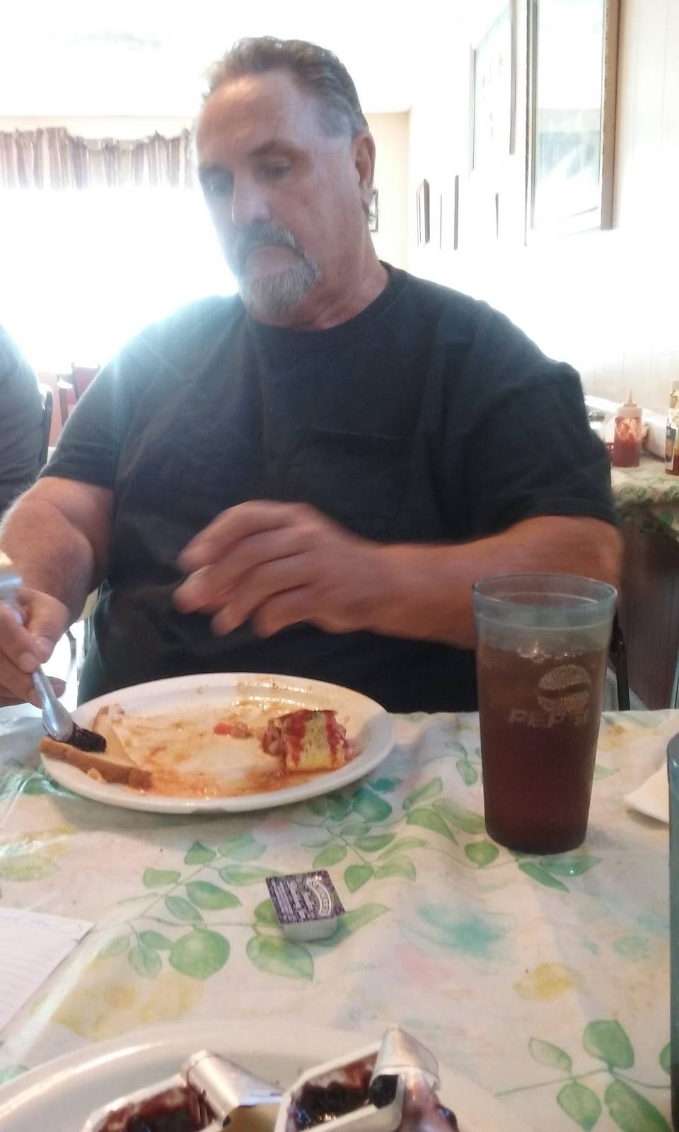 Country Cafe | restaurant | 1710 Fairview Blvd, Fairview, TN 37062, USA | 6157990215 OR +1 615-799-0215