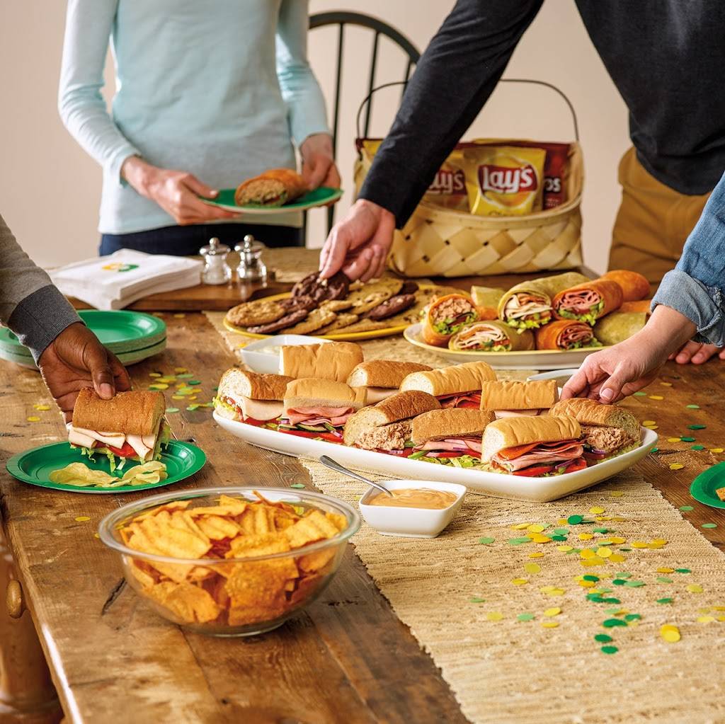 Subway | meal takeaway | 10903 NW, MO-45, Parkville, MO 64152, USA | 8163823833 OR +1 816-382-3833