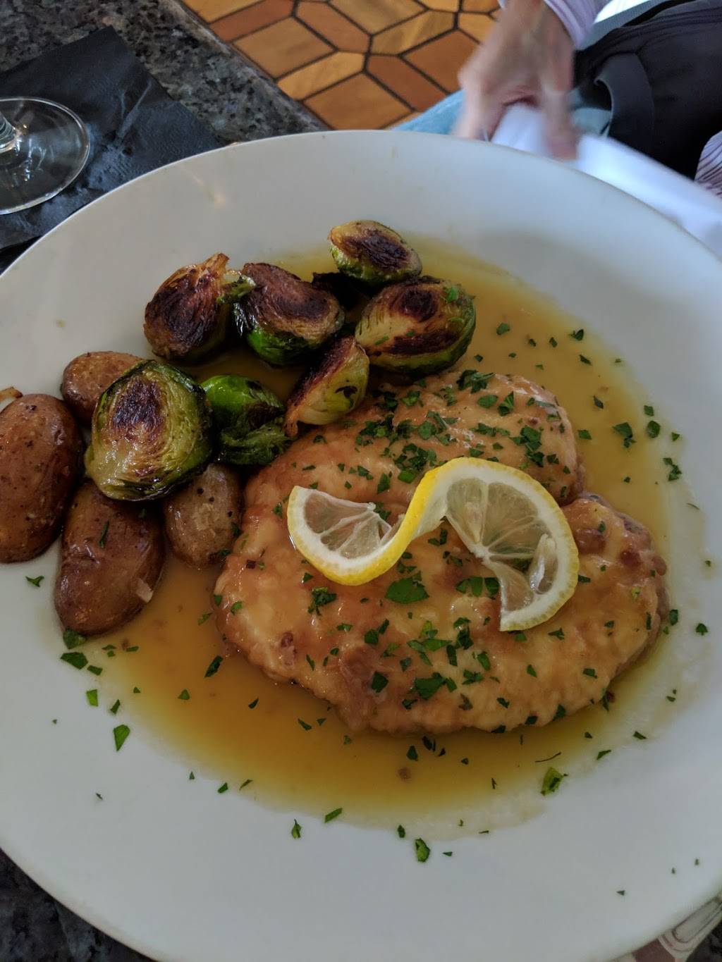 Lous Bar & Grill | restaurant | 236 S, US-1, Tequesta, FL 33469, USA | 5617689239 OR +1 561-768-9239