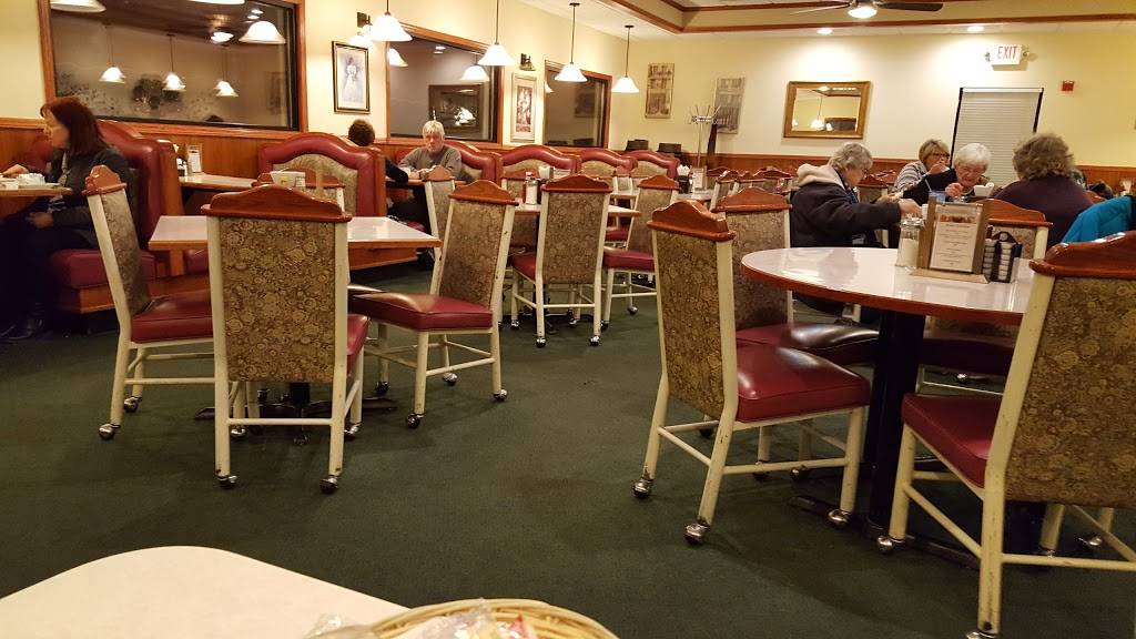 The Family Table Restaurant | restaurant | 101 N Jefferson St, Watseka, IL 60970, USA | 8154322727 OR +1 815-432-2727