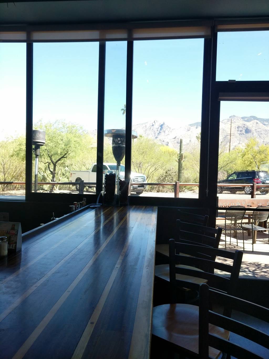 Finis Landing | restaurant | 5689 N Swan Rd, Tucson, AZ 85718, USA | 5202991010 OR +1 520-299-1010