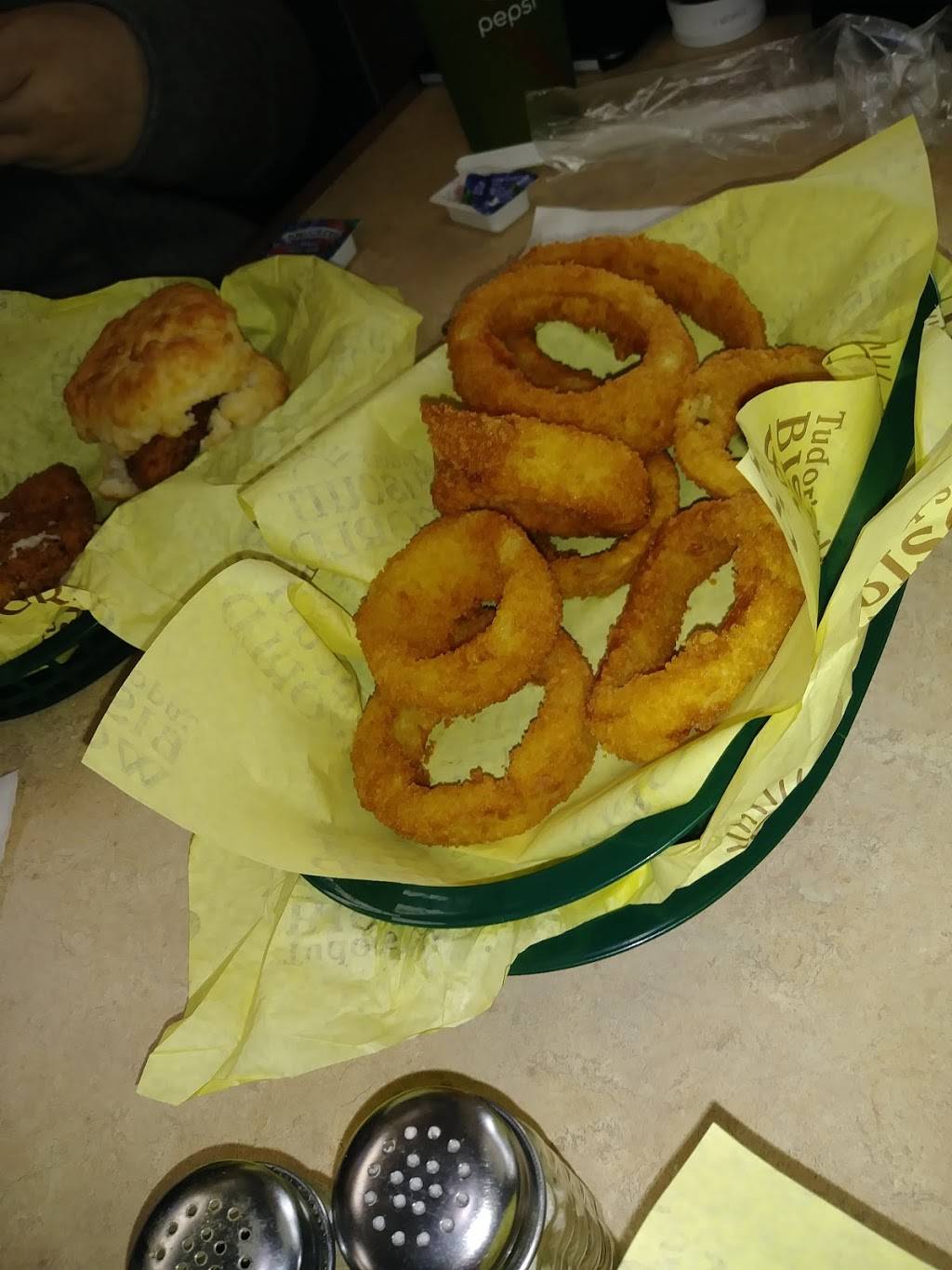 Tudors Biscuit World | restaurant | 1083 Main St, Elkview, WV 25071, USA | 3049657769 OR +1 304-965-7769