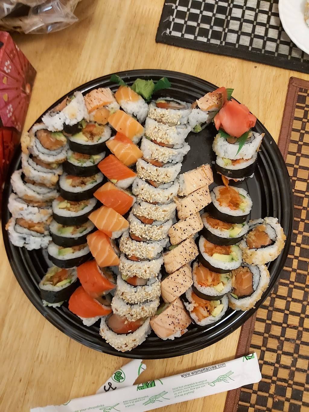 Chanoch Sushi | restaurant | 6947 Av Wilderton, Montréal, QC H3S 2M4, Canada | 5146163879 OR +1 514-616-3879