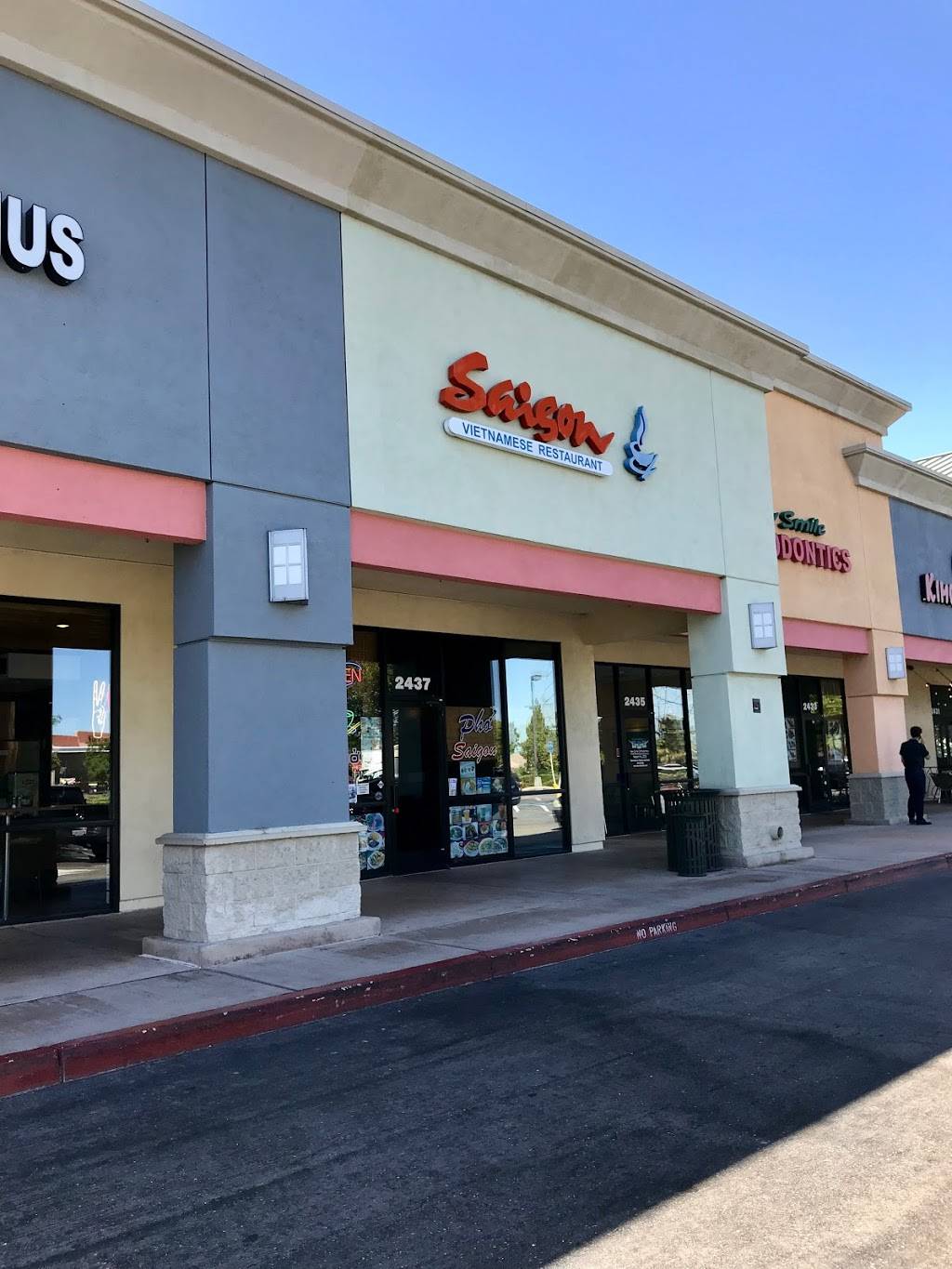 Saigon Restaurant | restaurant | 2437 Naglee Rd, Tracy, CA 95304, USA | 2098300444 OR +1 209-830-0444