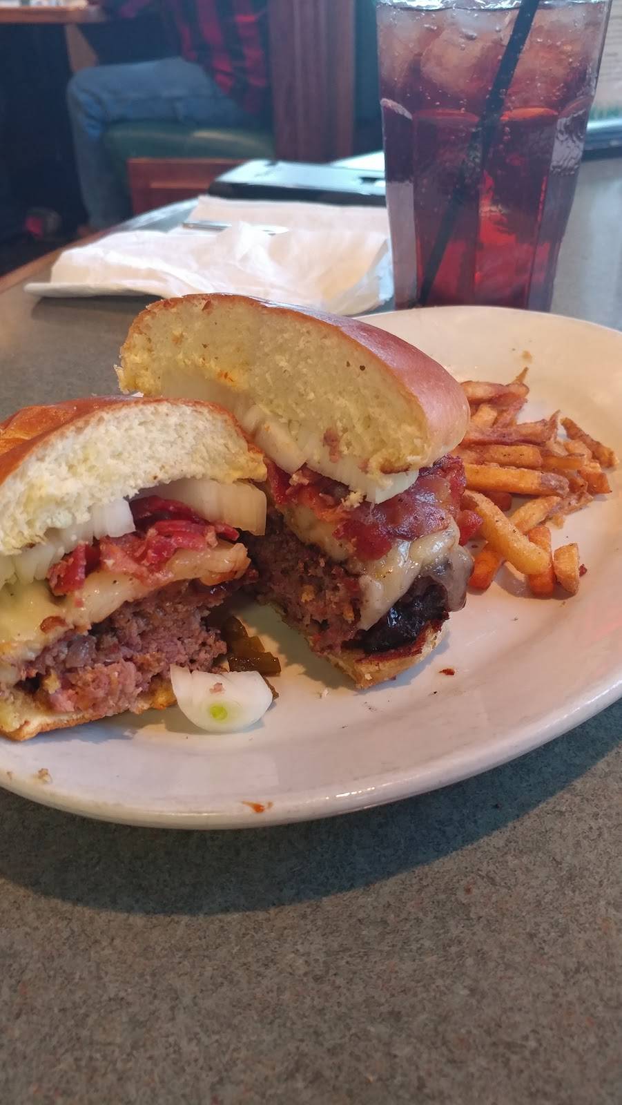 Backyard Grill & Bar | restaurant | 5390 Elevator Rd, Roscoe, IL 61073, USA | 8156236677 OR +1 815-623-6677