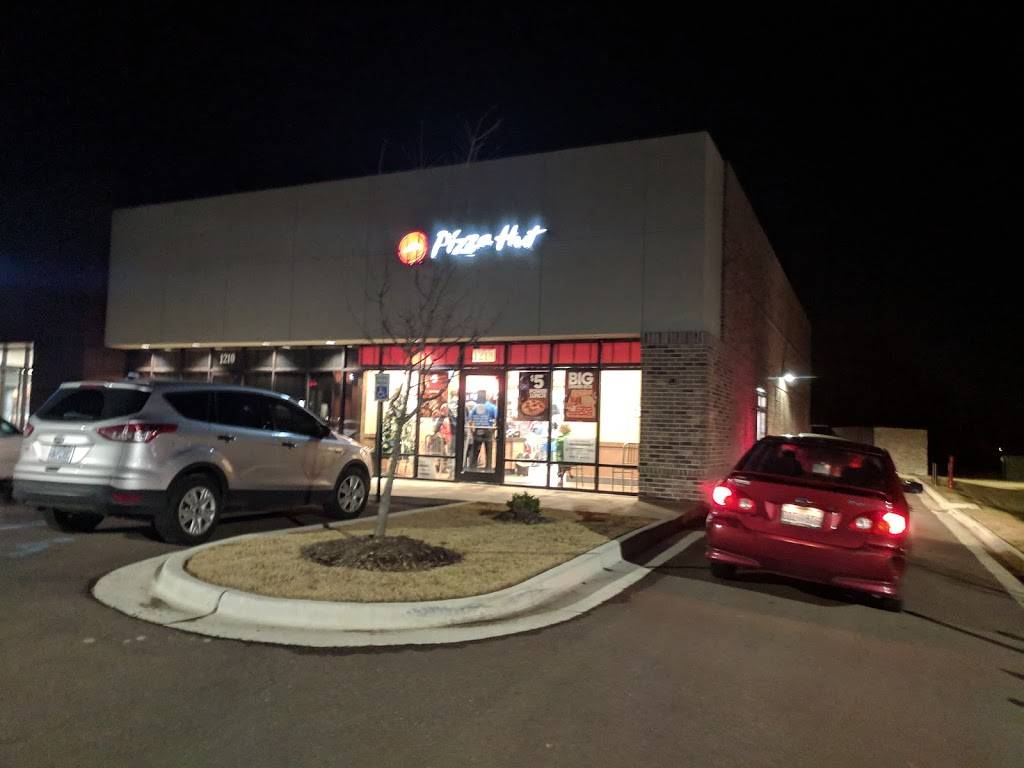 Pizza Hut | meal takeaway | 1218 E Commerce St, Hernando, MS 38632, USA | 6622988289 OR +1 662-298-8289