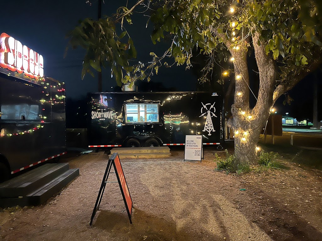 Shortwave East | restaurant | 3500 Montopolis Dr, Austin, TX 78744, USA | 5123947844 OR +1 512-394-7844