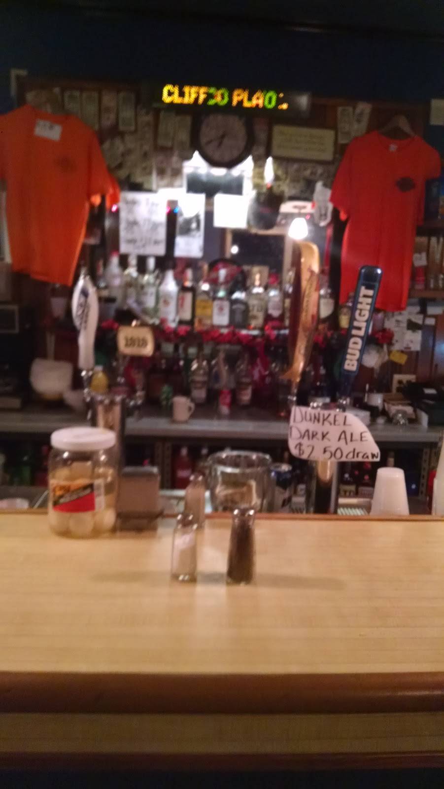 Cliffs Place | restaurant | 1404 Easton Ave, Waverly, IA 50677, USA | 3192763114 OR +1 319-276-3114