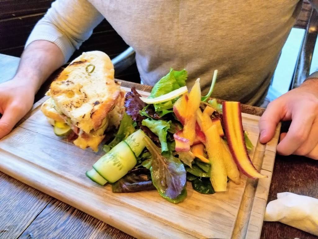 Le Trèfle | restaurant | 4718 Rue Wellington, Verdun, QC H4G 1X3, Canada | 5147623324 OR +1 514-762-3324