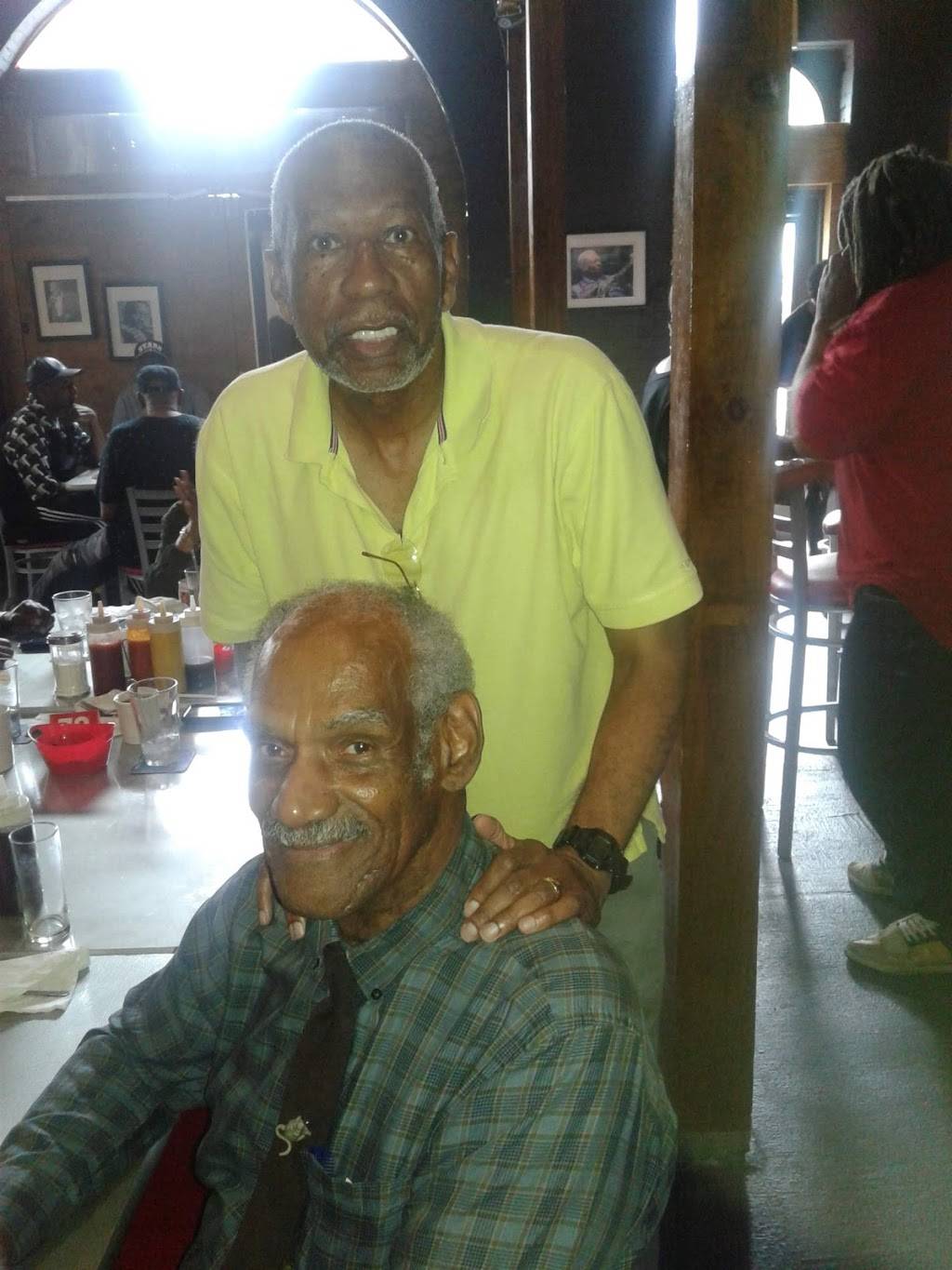 Firehouse 282 | restaurant | 1327-1351 Vandeventer Ave, St. Louis, MO 63113, USA | 3148336767 OR +1 314-833-6767