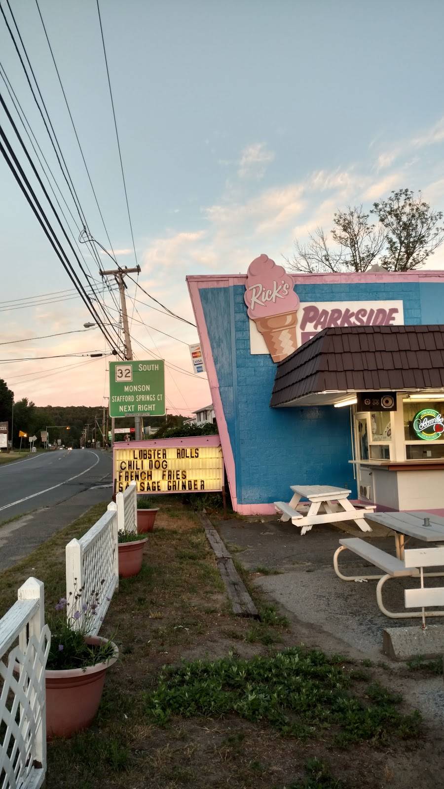 Ricks Parkside Drive-In | restaurant | 1189 Park St, Palmer, MA 01069, USA | 4132833517 OR +1 413-283-3517