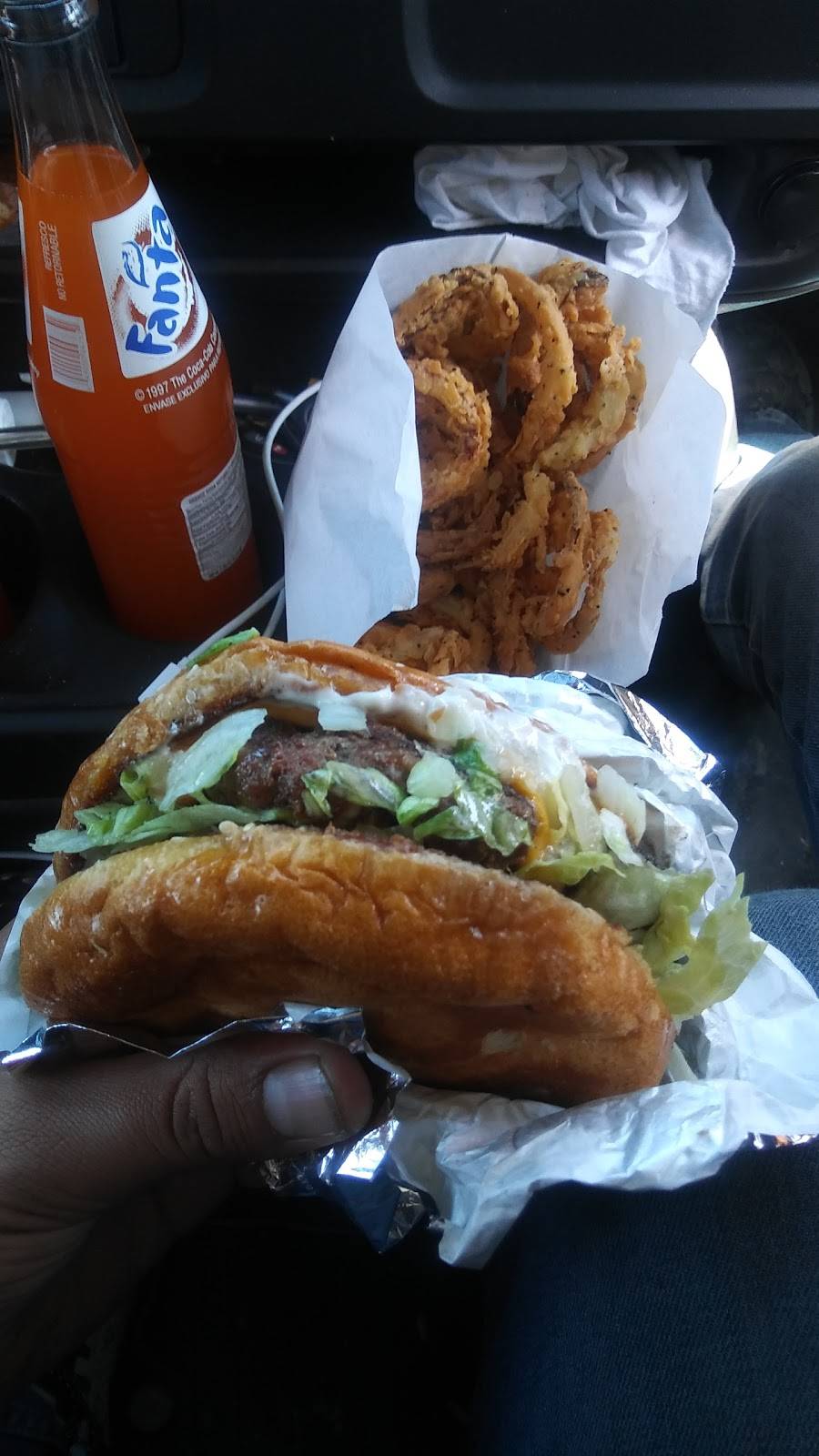 Harvey Bs | restaurant | 4506 Columbia Ave #100, Dallas, TX 75226, USA | 4693340980 OR +1 469-334-0980