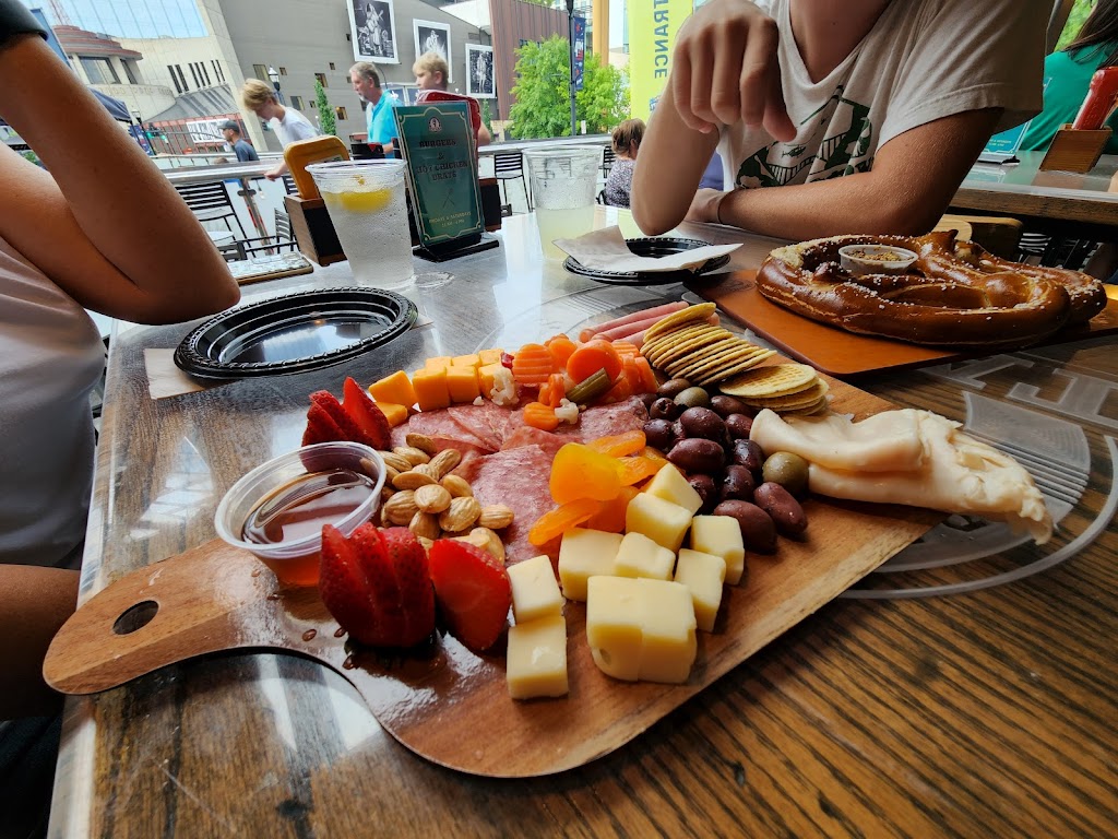 Pete & Terrys Tavern | restaurant | 501 Broadway, Nashville, TN 37203, USA | 6157707834 OR +1 615-770-7834