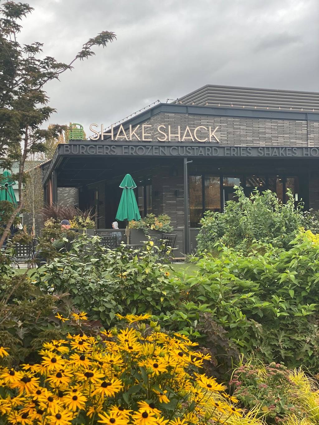 Shake Shack | restaurant | 2580 NE University Village St, Seattle, WA 98105, USA | 2064871283 OR +1 206-487-1283
