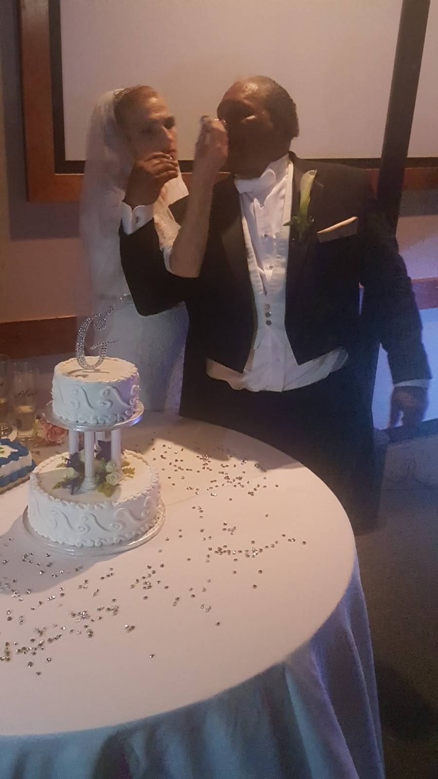 Wayne & Larrys Sports Bar & Grill | restaurant | 933 Iowa St, Lawrence, KS 66044, USA | 7858567170 OR +1 785-856-7170