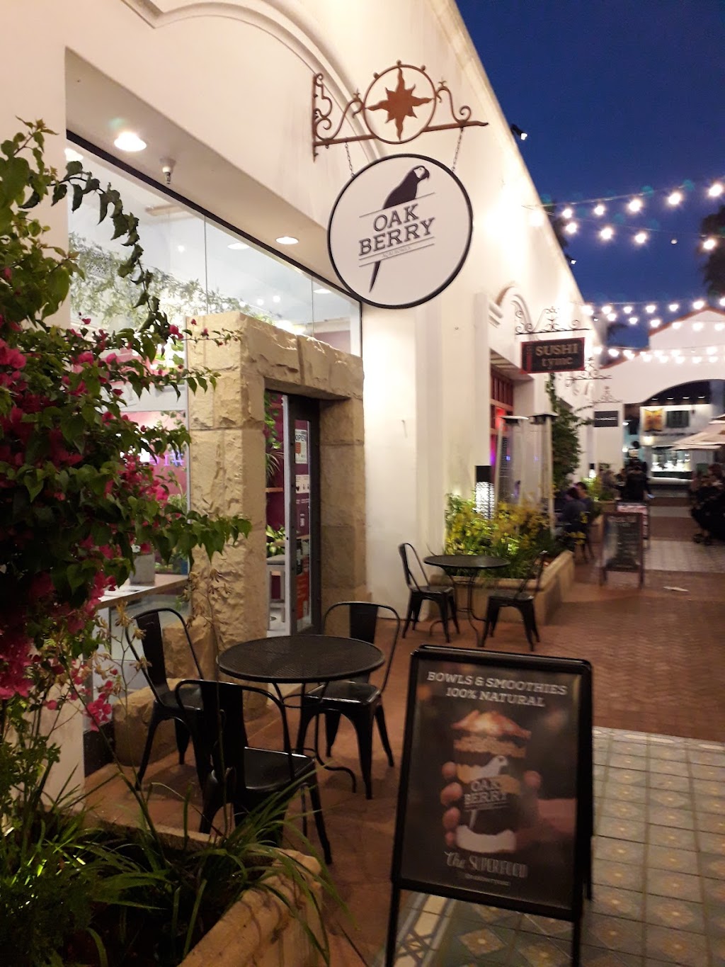 Oakberry | restaurant | 819-B State St, Santa Barbara, CA 93101, USA | 8052848540 OR +1 805-284-8540