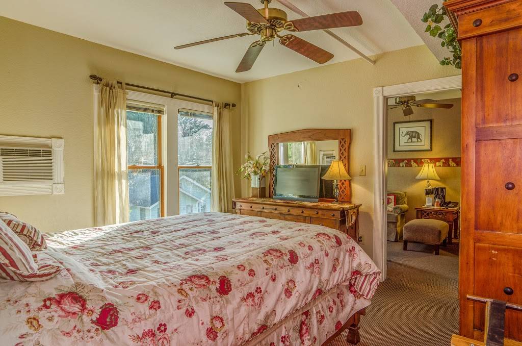 Historic Peninsula Inn | restaurant | 2937 Beach Blvd S, Gulfport, FL 33707, USA | 7273469800 OR +1 727-346-9800