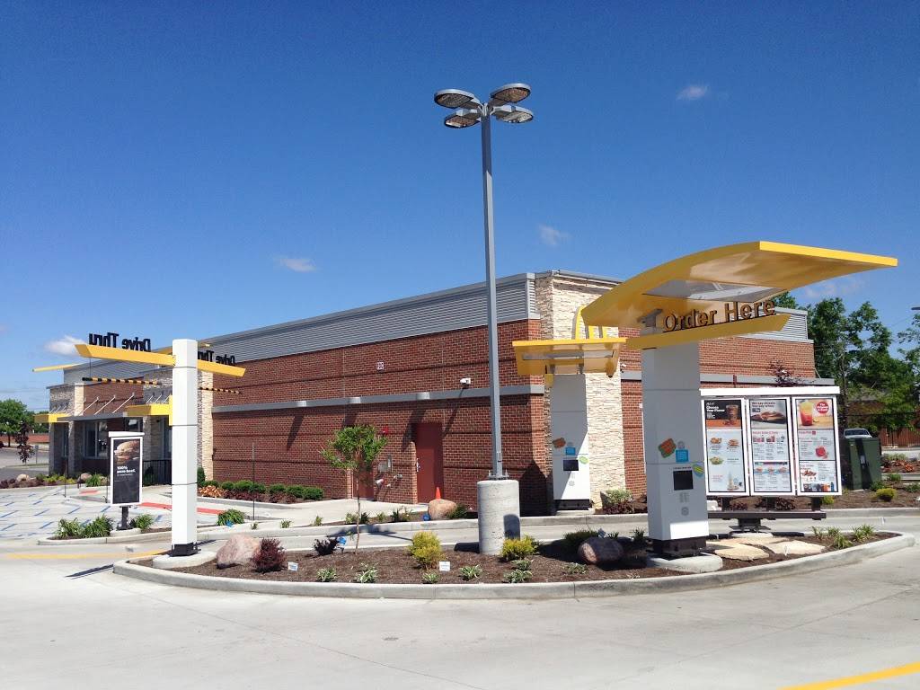 McDonalds | cafe | 101 Lamp and Lantern Village, Chesterfield, MO 63017, USA | 6363911772 OR +1 636-391-1772