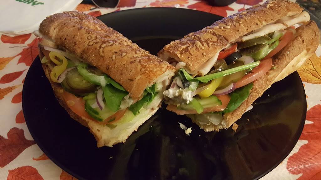 Subway | meal takeaway | 160 Beechwood Ave, Vanier, ON K1L 1A9, Canada | 6137412520 OR +1 613-741-2520