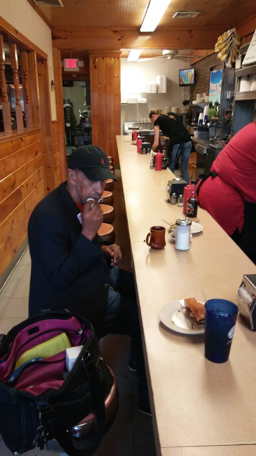 Dog House Restaurant | restaurant | 335 Coggeshall St, New Bedford, MA 02746, USA | 5089969305 OR +1 508-996-9305