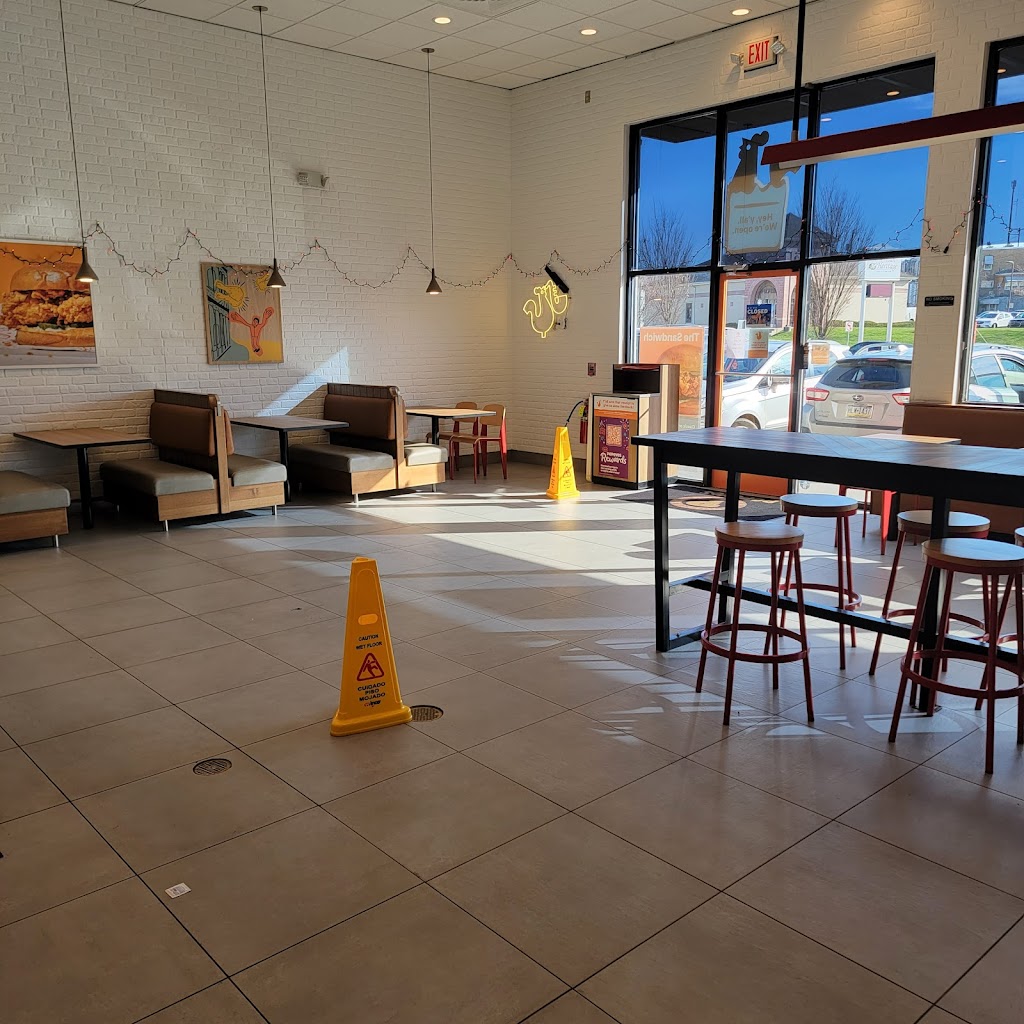 Hunting Park Popeyes | restaurant | 2749 W Hunting Park Ave, Philadelphia, PA 19129, USA | 2154195156 OR +1 215-419-5156