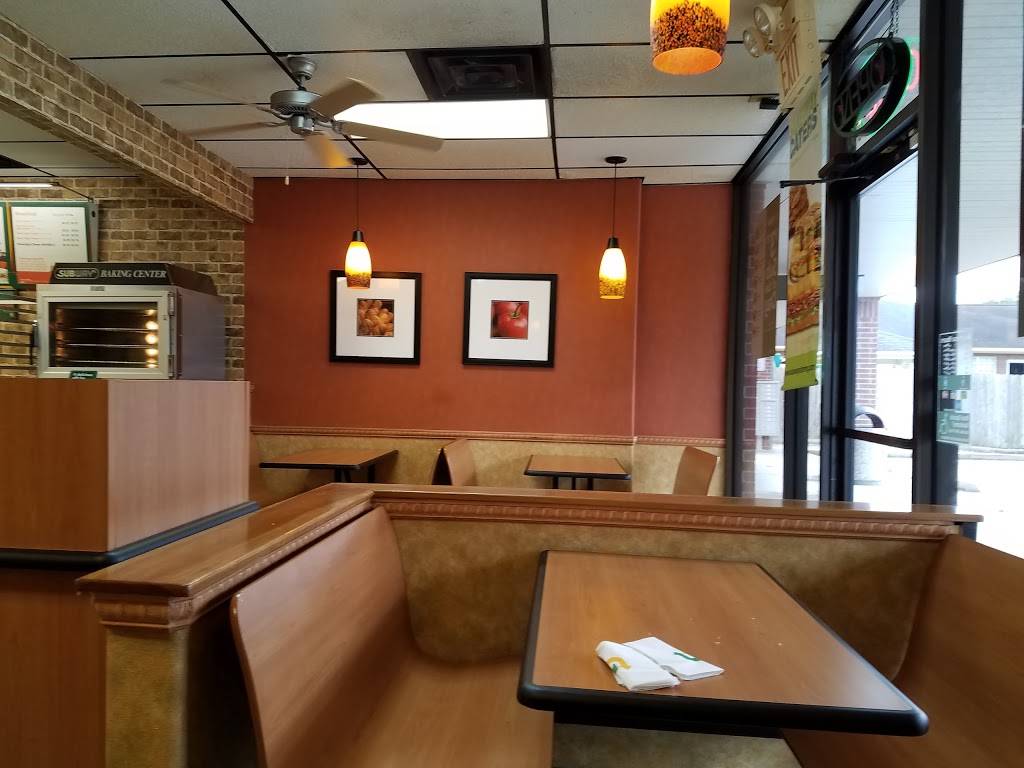 Subway Restaurants | restaurant | 1270 Crabb River Rd Suite 300 Greatwood, Country Shops, Richmond, TX 77469, USA | 2819371234 OR +1 281-937-1234