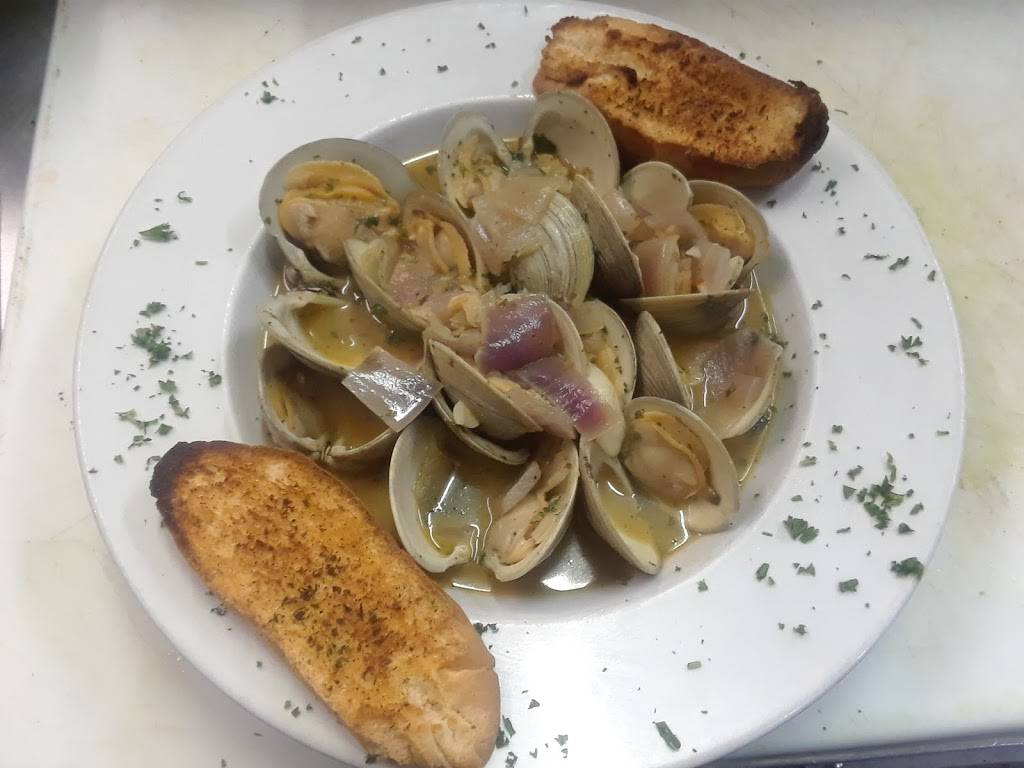 Strings Bar & Grill | restaurant | 183 George Waterman Rd, Johnston, RI 02919, USA | 4012339300 OR +1 401-233-9300