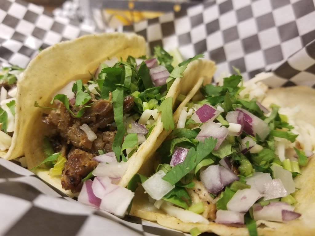 Guac N Tacos | restaurant | 116 S York St, Elmhurst, IL 60126, USA | 3312252498 OR +1 331-225-2498