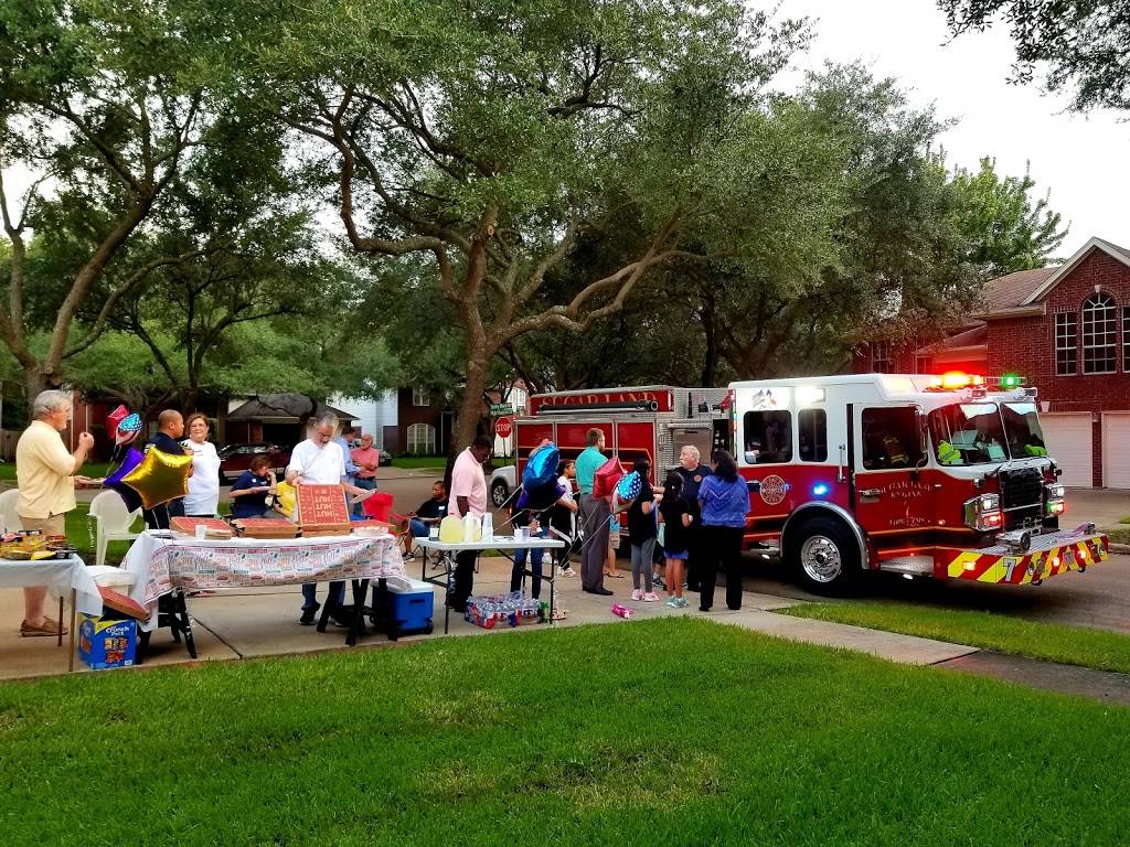 Pizza Hut | restaurant | 19918 Southwest Fwy, Sugar Land, TX 77479, USA | 8325950444 OR +1 832-595-0444