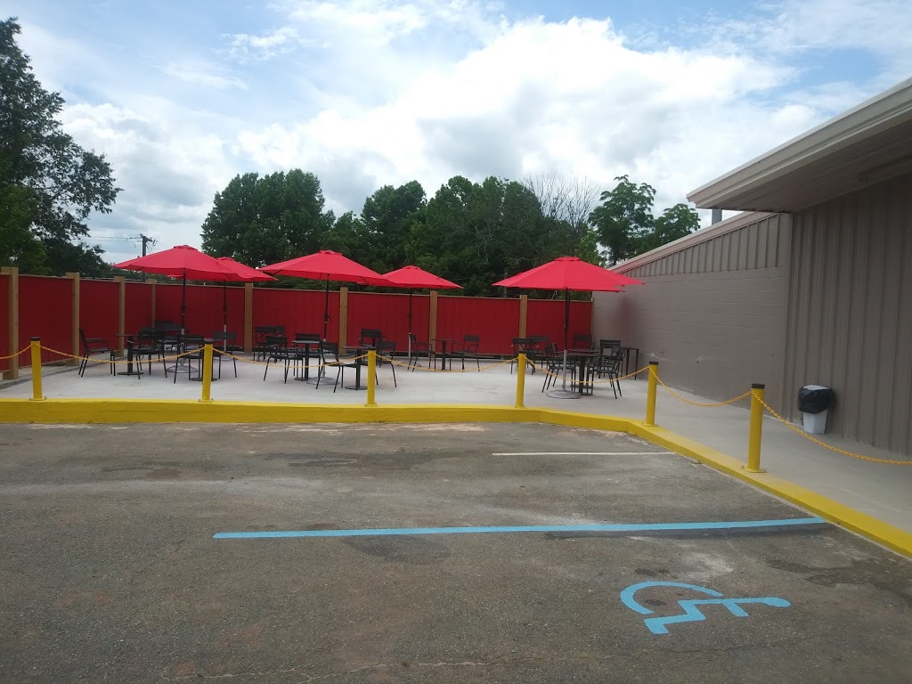 Bear Claw Grill | restaurant | 126 W 2nd St, Chase City, VA 23924, USA | 4345333477 OR +1 434-533-3477