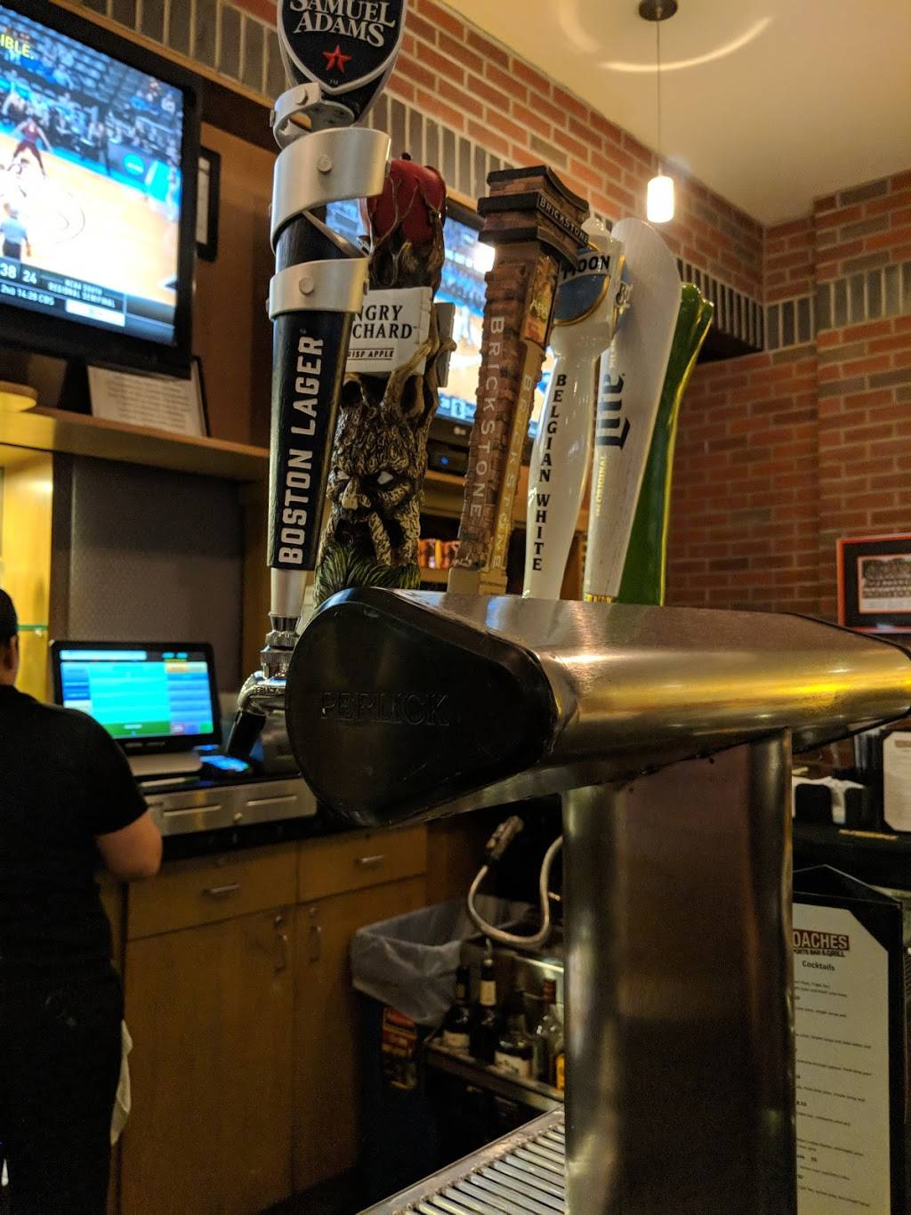 Coaches Sports Bar & Grill | restaurant | 6624 S Cicero Ave, Chicago, IL 60638, USA | 7083257050 OR +1 708-325-7050