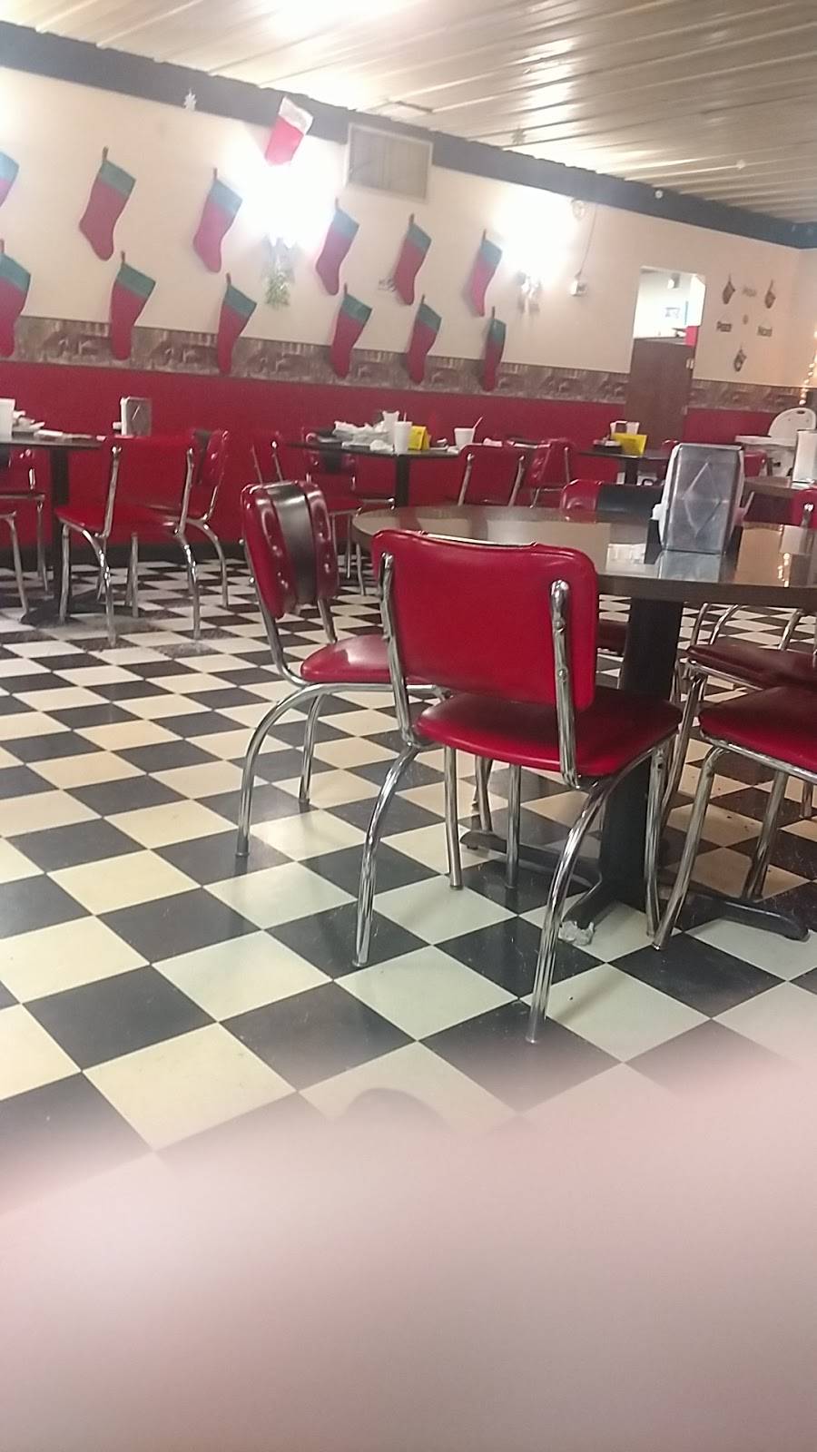 Nickelos Pizza | restaurant | 530 N Warpath Dr, Milan, IN 47031, USA | 8126543260 OR +1 812-654-3260